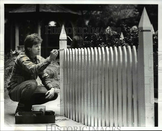 1987 Press Photo Steve Coughlin Painting Picket Fence - Historic Images