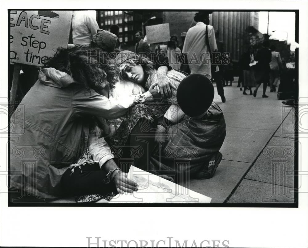 1986 Press Photo People Resting at Great Peace March - Historic Images