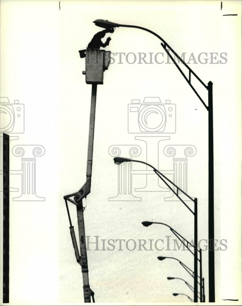 1989 Press Photo City Worker Repairs Streetlight on Chester - Historic Images