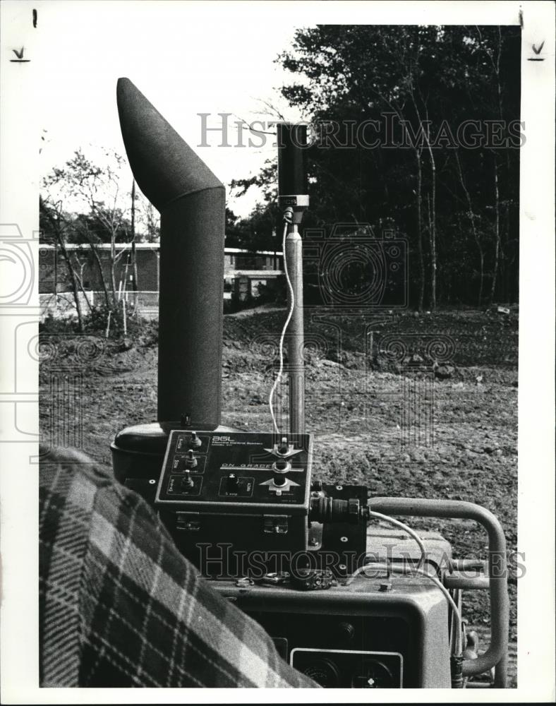 1987 Press Photo Laser equipped Bulldozer of the Independece Construction - Historic Images