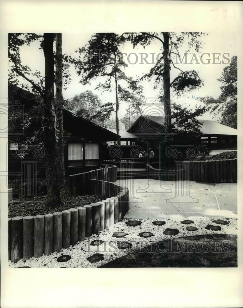 1995 Press Photo The unusual landscape a the C.L. Snipes home - Historic Images