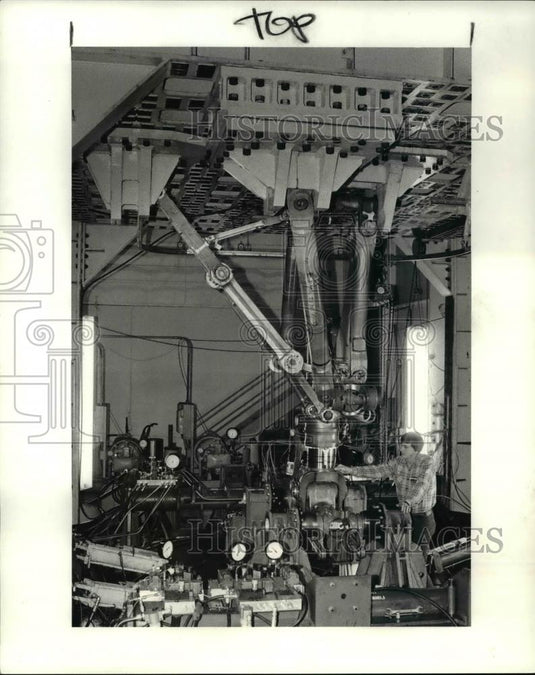 1984 Press Photo George Happ, Cleveland Pneumatic Corporation engineer - Historic Images