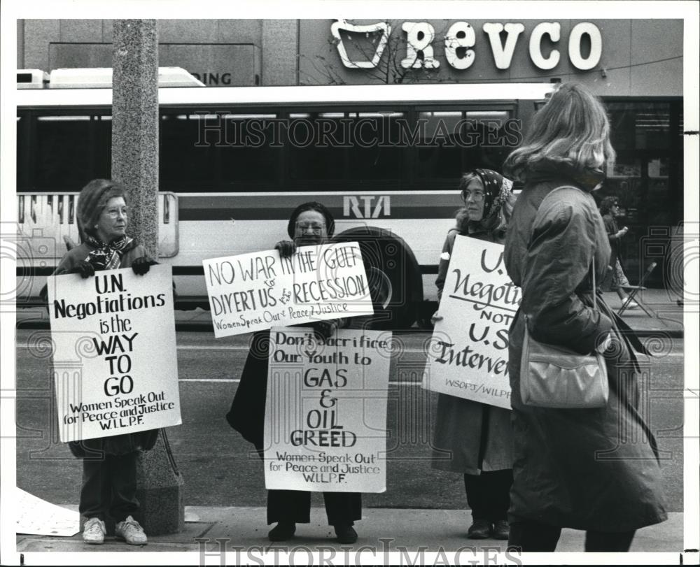 1990 Press Photo Women Speak Out for Peace members picket at Euclid - Historic Images