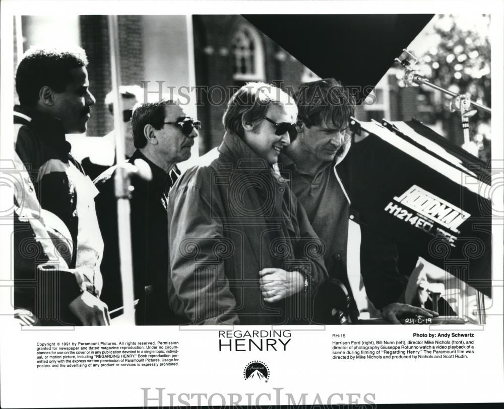 1991 Press Photo Harrison Ford Bill Nunn Director Mike Nichols Regarding Henry - Historic Images