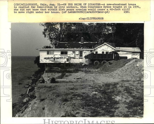 1981 Press Photo Abandoned house readied for demolition by city workers - Historic Images