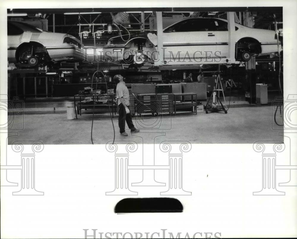 1988 Press Photo The underside of the T-Bird is inspected on the assembly line - Historic Images