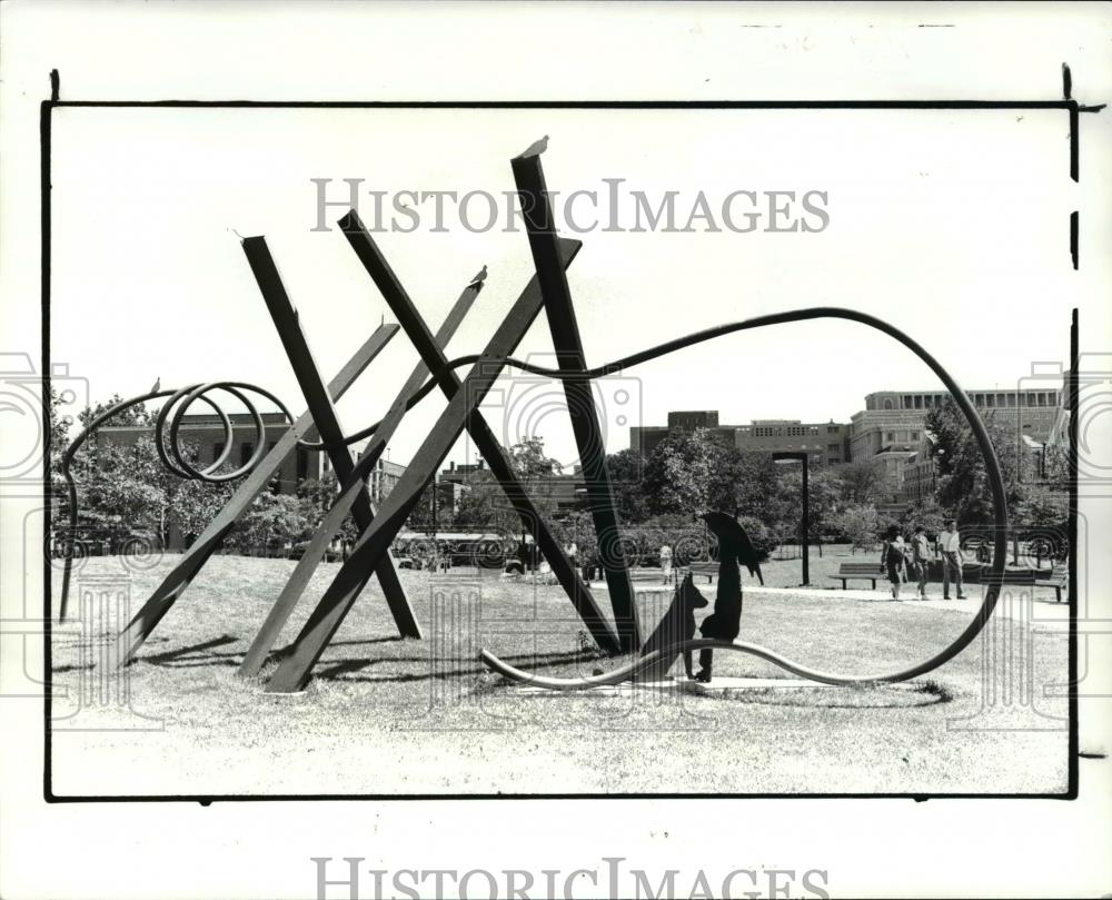 1985 Press Photo "Snow Fence" Sculpture in CWRU park - cva58842 - Historic Images