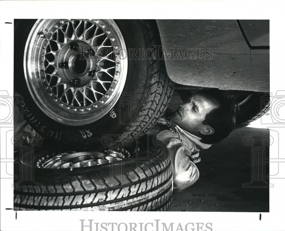 1987 Press Photo Bob Strage checks the rear stabilizer bar at Nelson Ledges - Historic Images