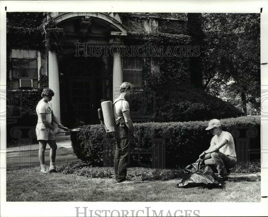 1987 Press Photo Dave Dudash and Michael Wills working on moreland court grounds - Historic Images