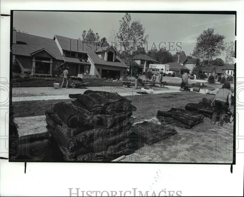 1989 Press Photo Hensey Landscaping Inc. Sod lawn installation RAG custom Homes - Historic Images