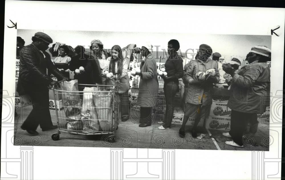 1986 Press Photo Officer Dwight Campbell pushes his cart of bags along assembly - Historic Images