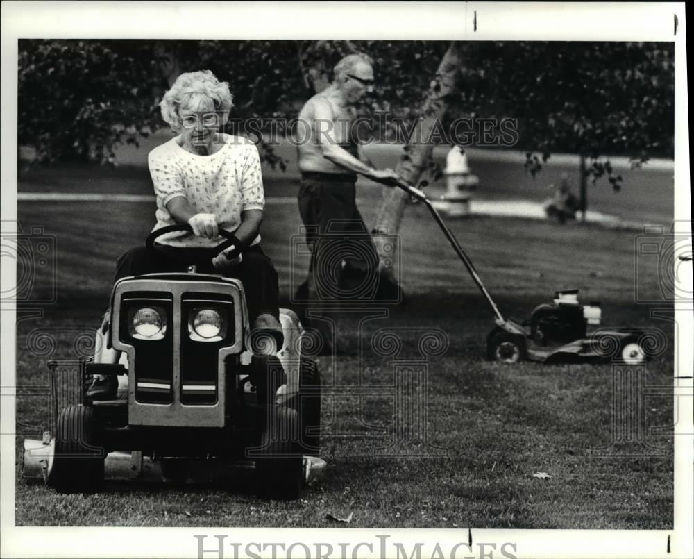 1985 Press Photo Lawnmowers - Historic Images