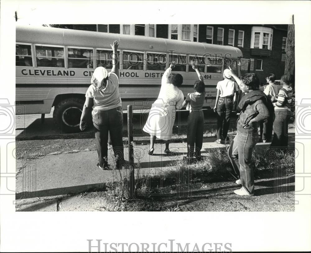 1983 Press Photo Parnets wave goodbye to their kids as the bus starts off - Historic Images