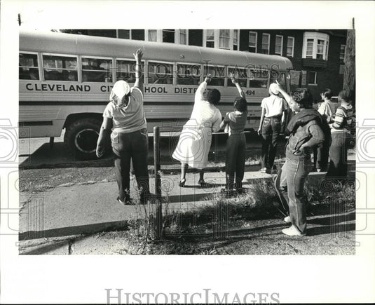 1983 Press Photo Parnets wave goodbye to their kids as the bus starts off - Historic Images
