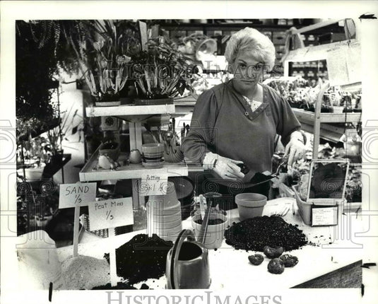 1985 Press Photo Lori Karpinski, Potting Tuberous Begonias Wood & Co - Historic Images