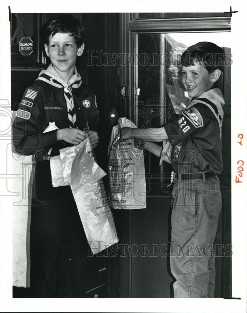 1991 Press Photo AJ Buck &amp; Joe Kleinhenz distribute bags for Cleveland Food Bank - Historic Images
