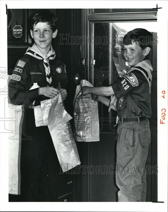1991 Press Photo AJ Buck & Joe Kleinhenz distribute bags for Cleveland Food Bank - Historic Images