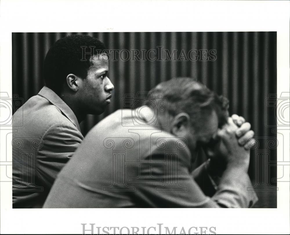 1985 Press Photo Reginald Wilmore with his lawyer at the court for the verdict - Historic Images