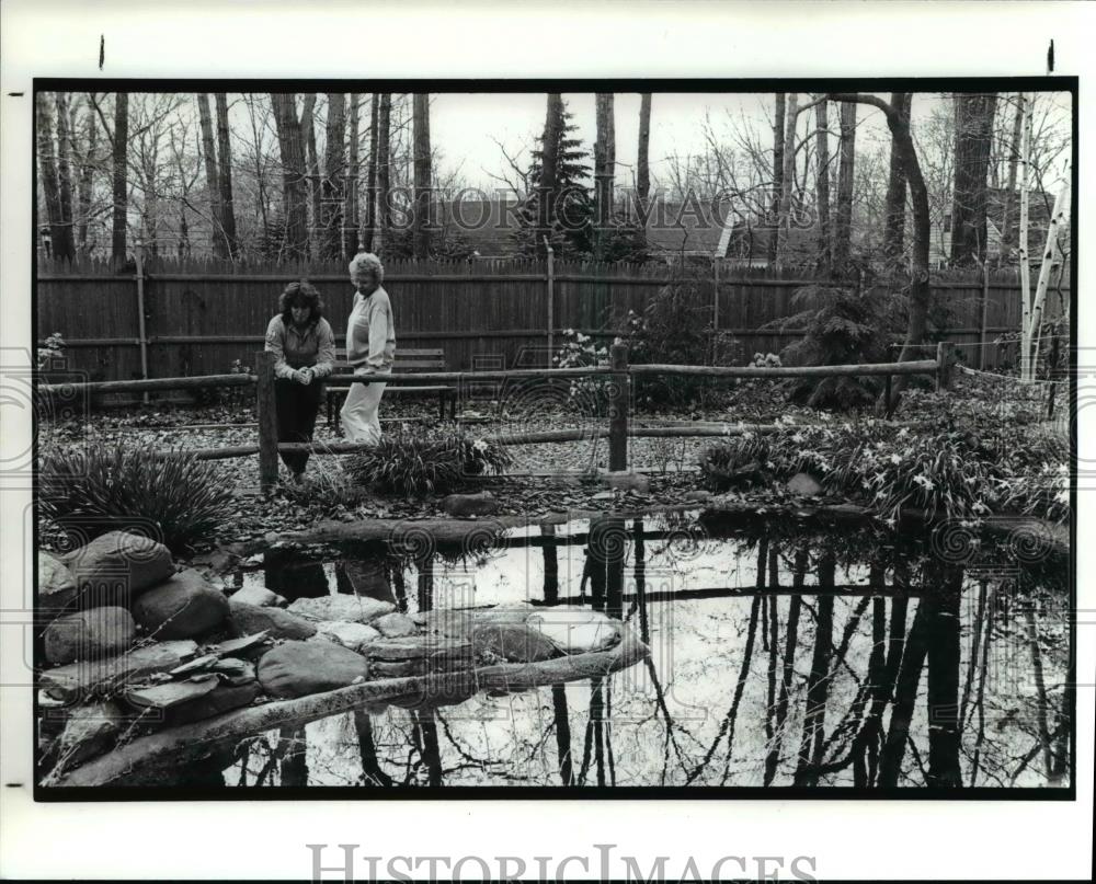 1989 Press Photo Linda Krupp &amp; Lovella Meyer at Wildflower Garden &amp; Science Cntr - Historic Images