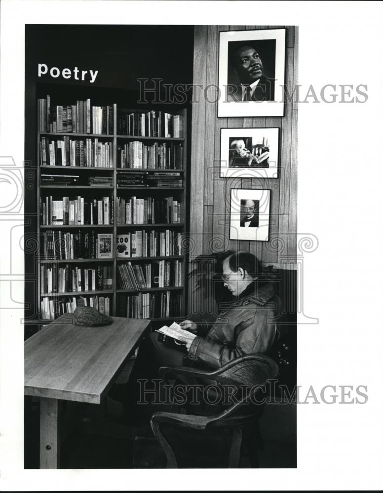 1987 Press Photo The poetry corner of the Booksellers - cva53475 - Historic Images