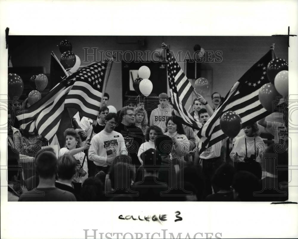 1991 Press Photo Demonstrators at a Pro-war rally at Kent State University - Historic Images