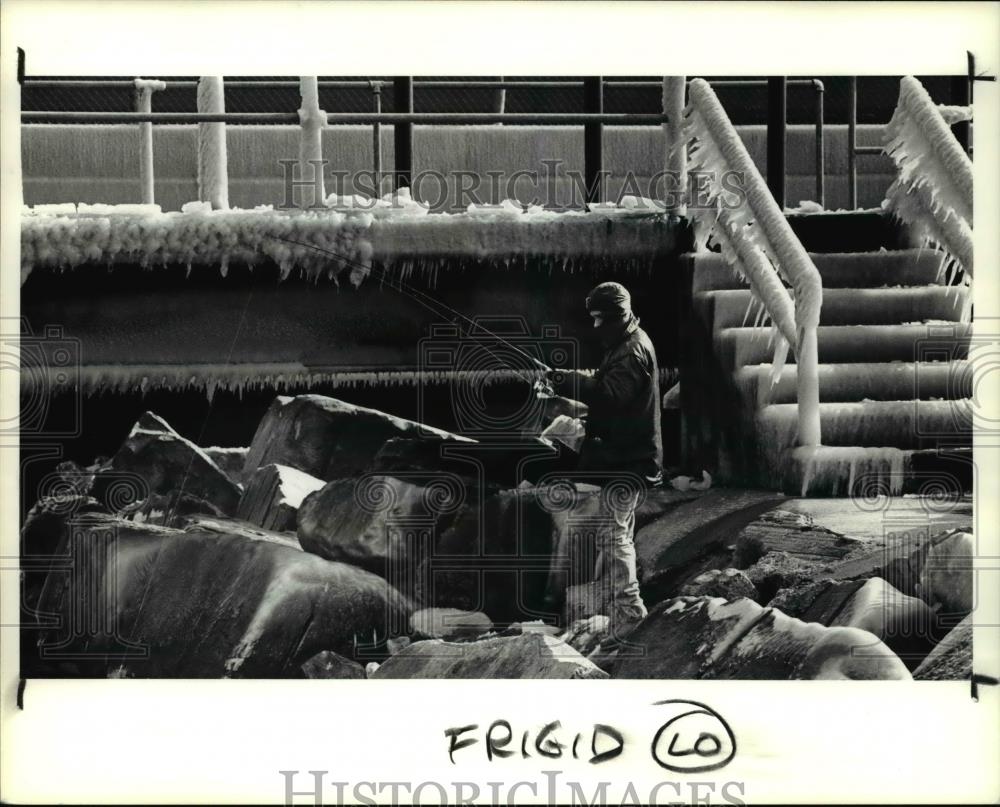 1990 Press Photo Stanley Jones fishing for Steel head trout and Yellow Perch - Historic Images