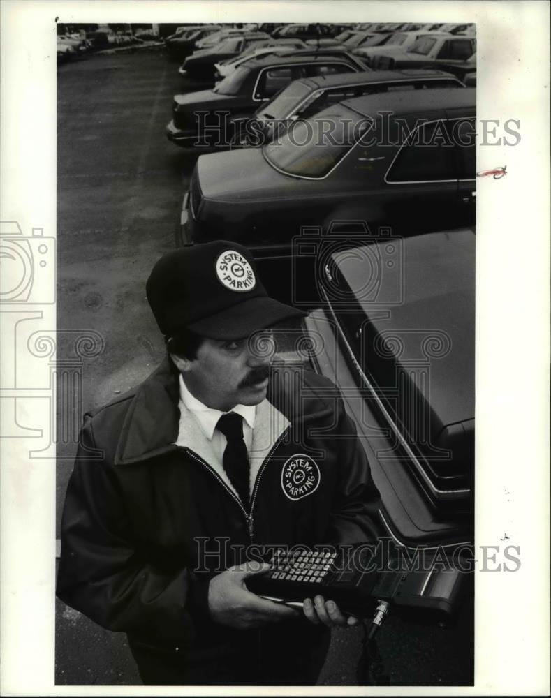 1990 Press Photo Lloyd Graham uses hand computer terminal - Historic Images