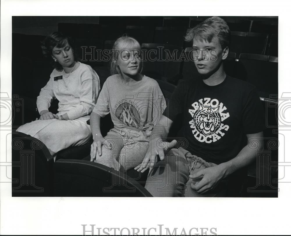 1986 Press Photo Clare Kehoe Heather Lonnem and Helge Klak Up with People - Historic Images