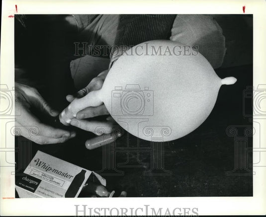 1979 Press Photo The valve stem fills balloon with nitrous oxide - Historic Images