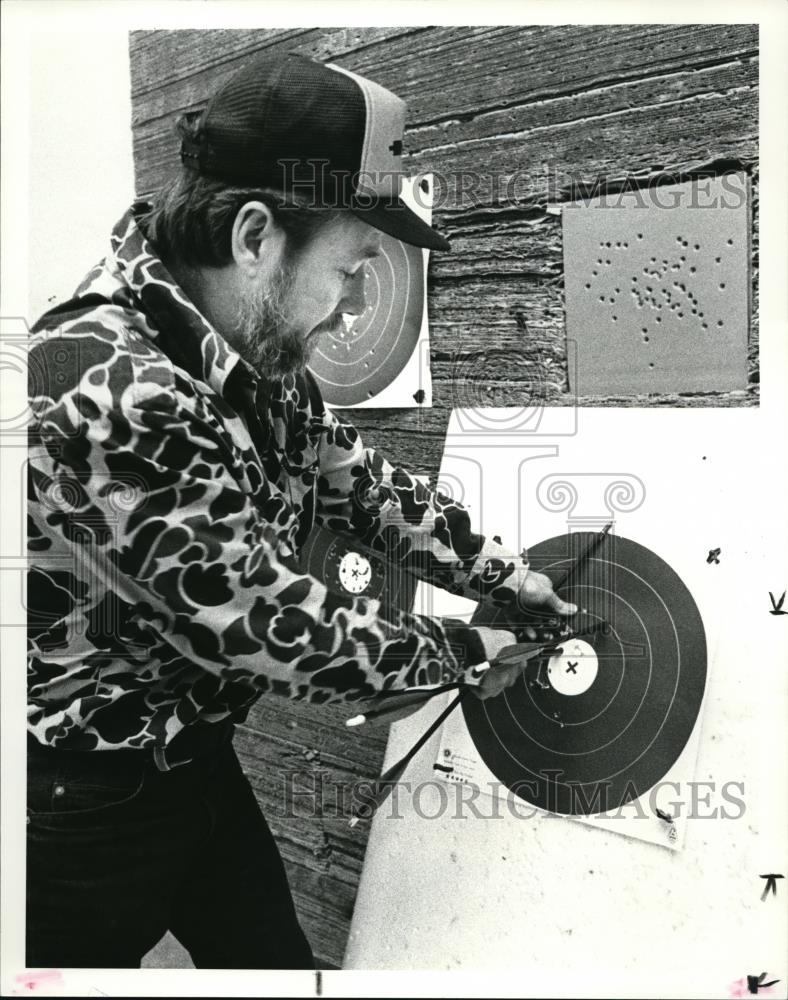 1986 Press Photo Don sharp removing arrow from bullseye - Historic Images