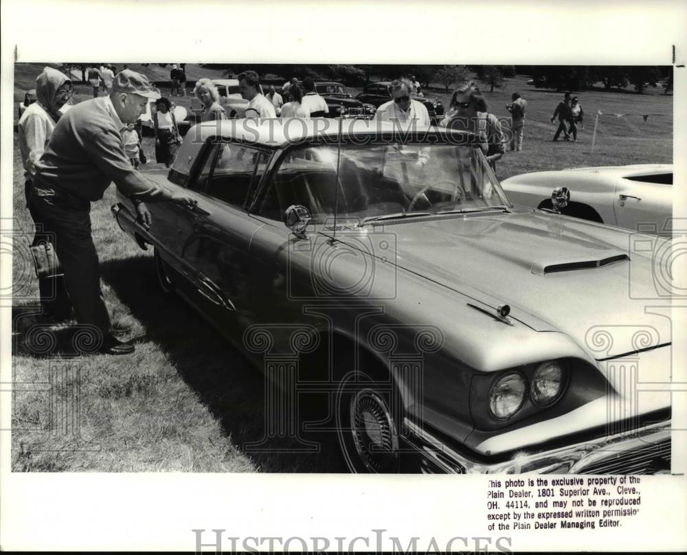 1988 Press Photo Jack Geiger of Chagrin Falls locks door on 1959 Thunderbird - Historic Images