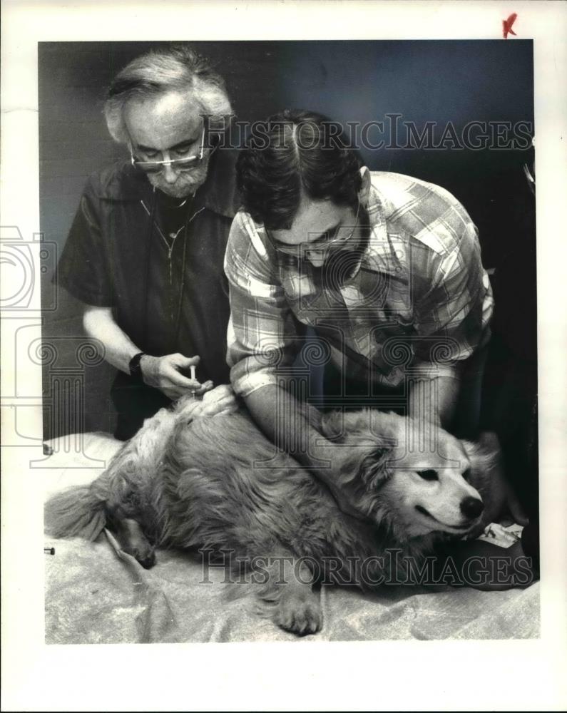 1981 Press Photo Dr. Rickars and Denny Dreher at Free Animal Clinic - Historic Images