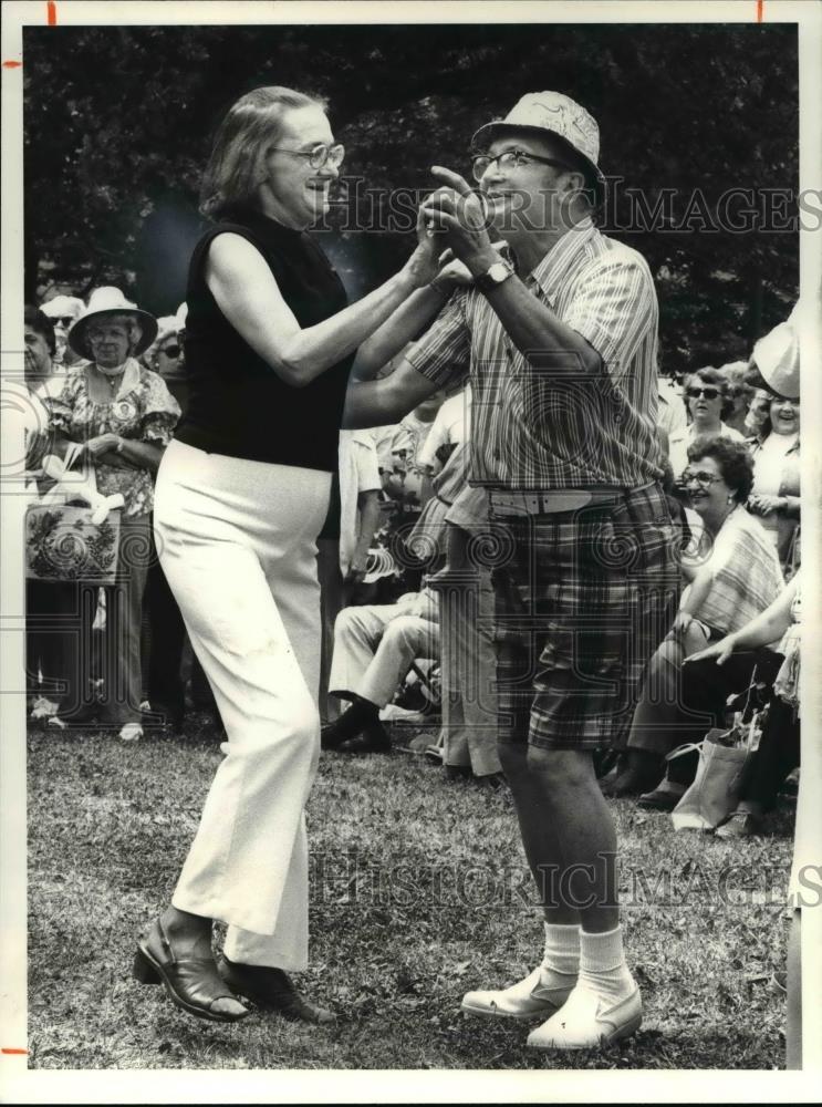 1980 Press Photo Dorothy Gross dances with AJ Smith to the Frankie Yankovic Band - Historic Images