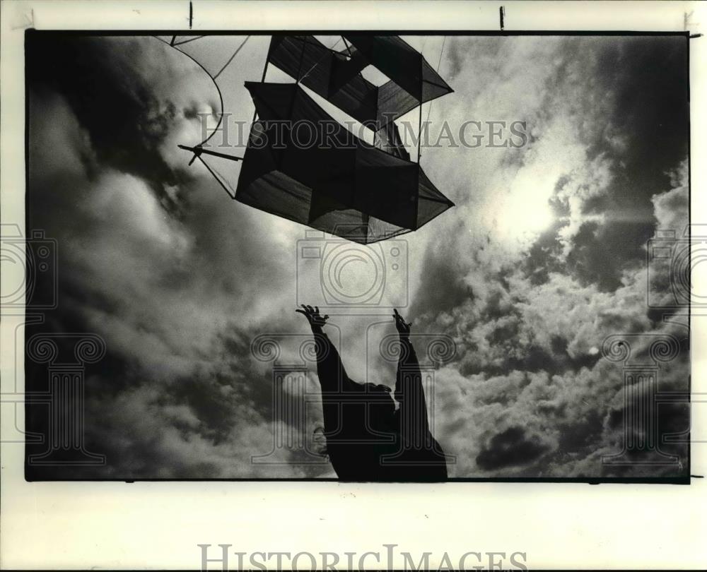 1984 Press Photo Cindy S.Chima of Fairview Park release a kite made by husband - Historic Images