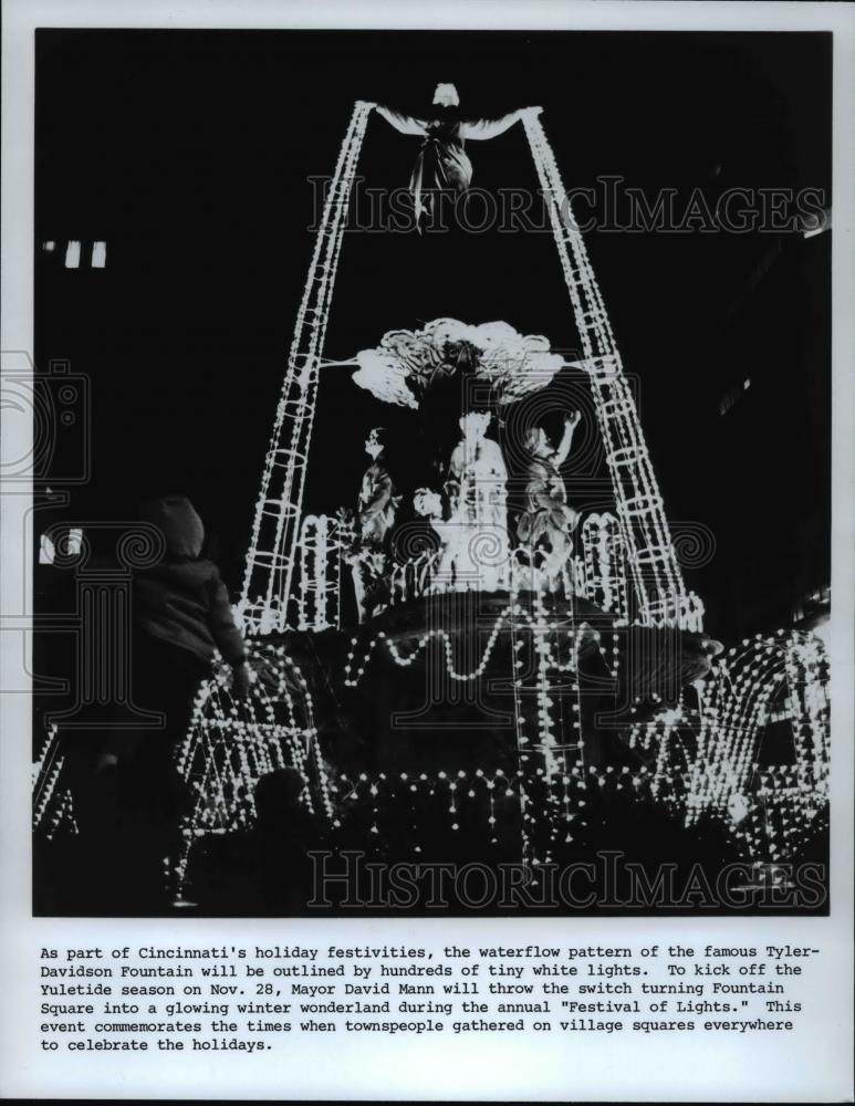 1985 Press Photo Waterflow pattern of Tyler-Davidson Fountain with white lights - Historic Images