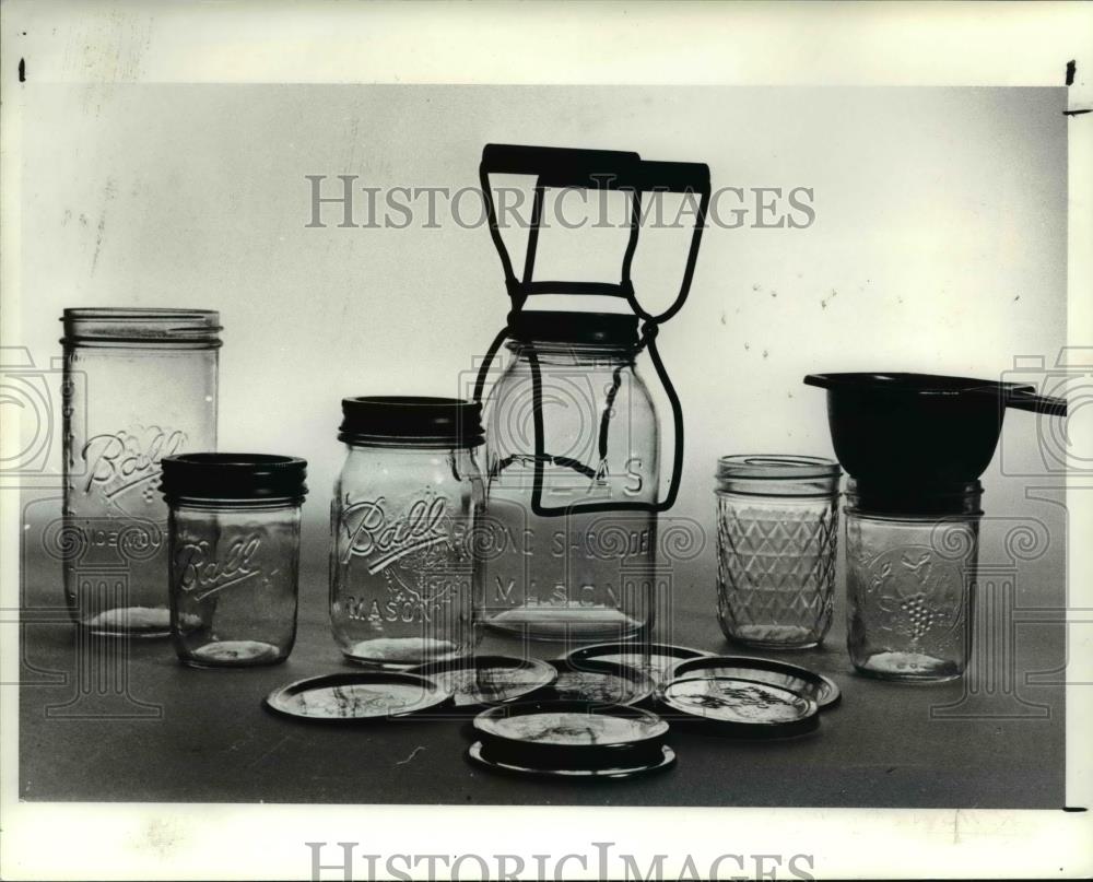 1985 Press Photo The bottles in canning - Historic Images