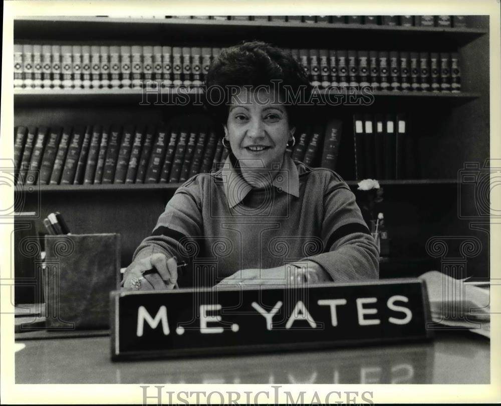 1979 Press Photo Mary Yates Sitting At Desk - Historic Images