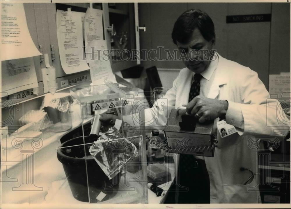 1989 Press Photo Samuel Waxman, medicine professor at Mount Sinai School - Historic Images