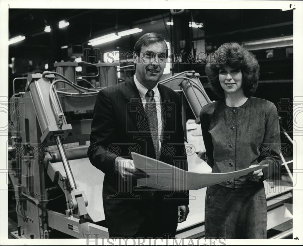 1990 Press Photo Pres. David A Withrow and Vice Pres. Marsha Doana of LOOPCO - Historic Images