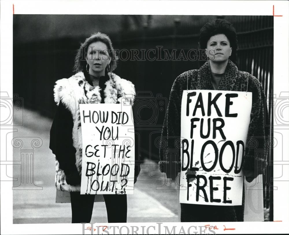 1991 Press Photo Linda Buchak and Melinda Fulop wear signs of protest - Historic Images