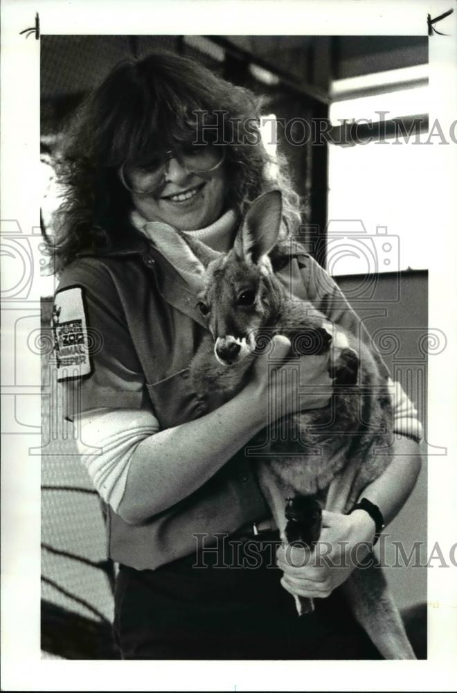 1987 Press Photo Lori Welsh with a young kangaroo at the Cleveland Metropark Zoo - Historic Images