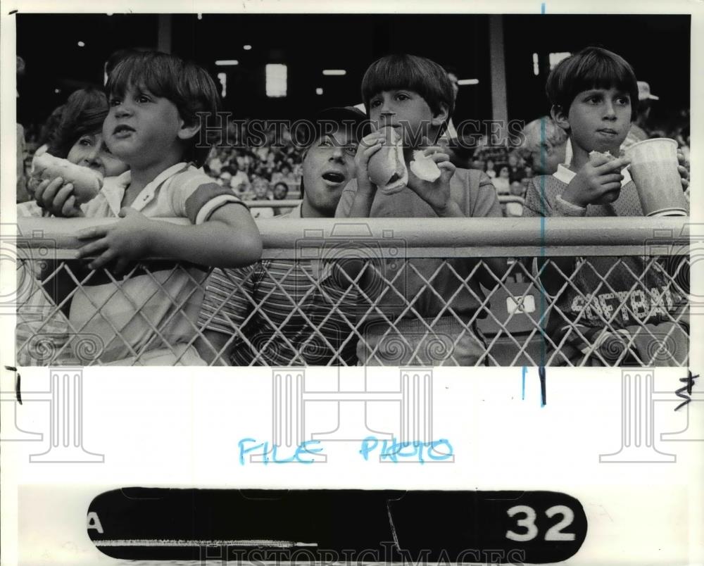 1985 Press Photo Hot dog time at the ball park. - Historic Images