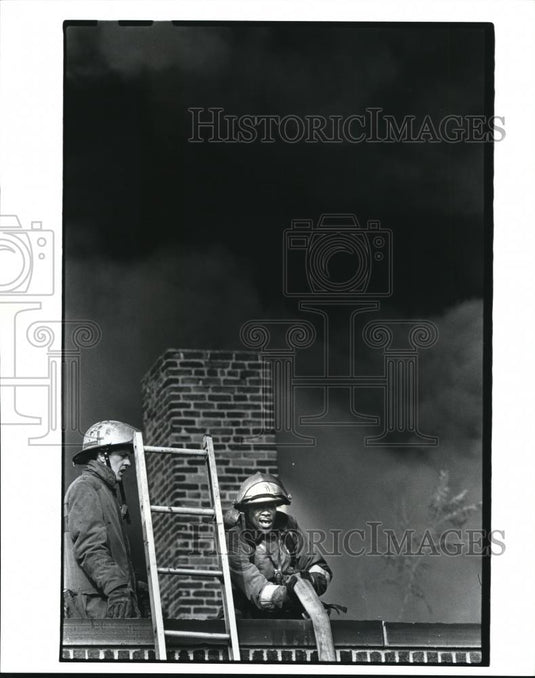 1985 Press Photo The firefighter battles with the blaze at Madison - Historic Images