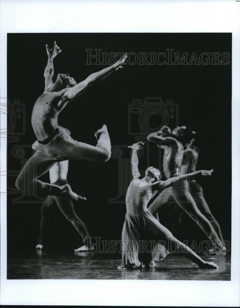 1998 Press Photo Dayton Contemporary Dance Company performance - cva55879 - Historic Images