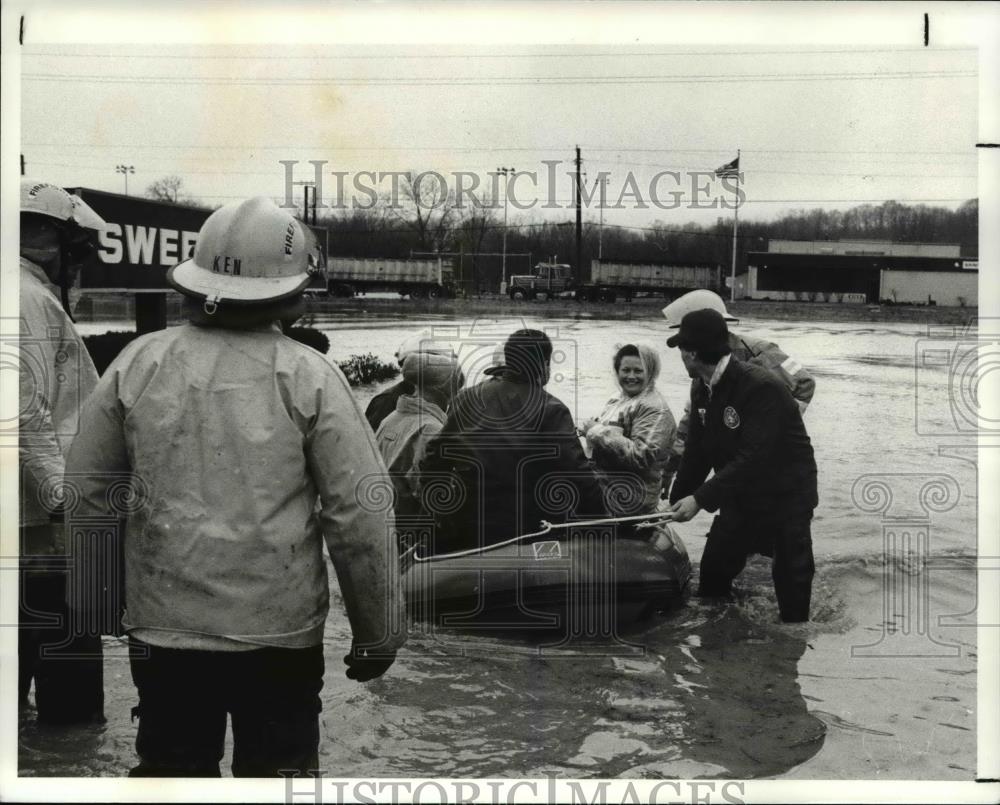 1990 Press Photo Valleyview Firefighter evacuate resident from Flooded Area. - Historic Images