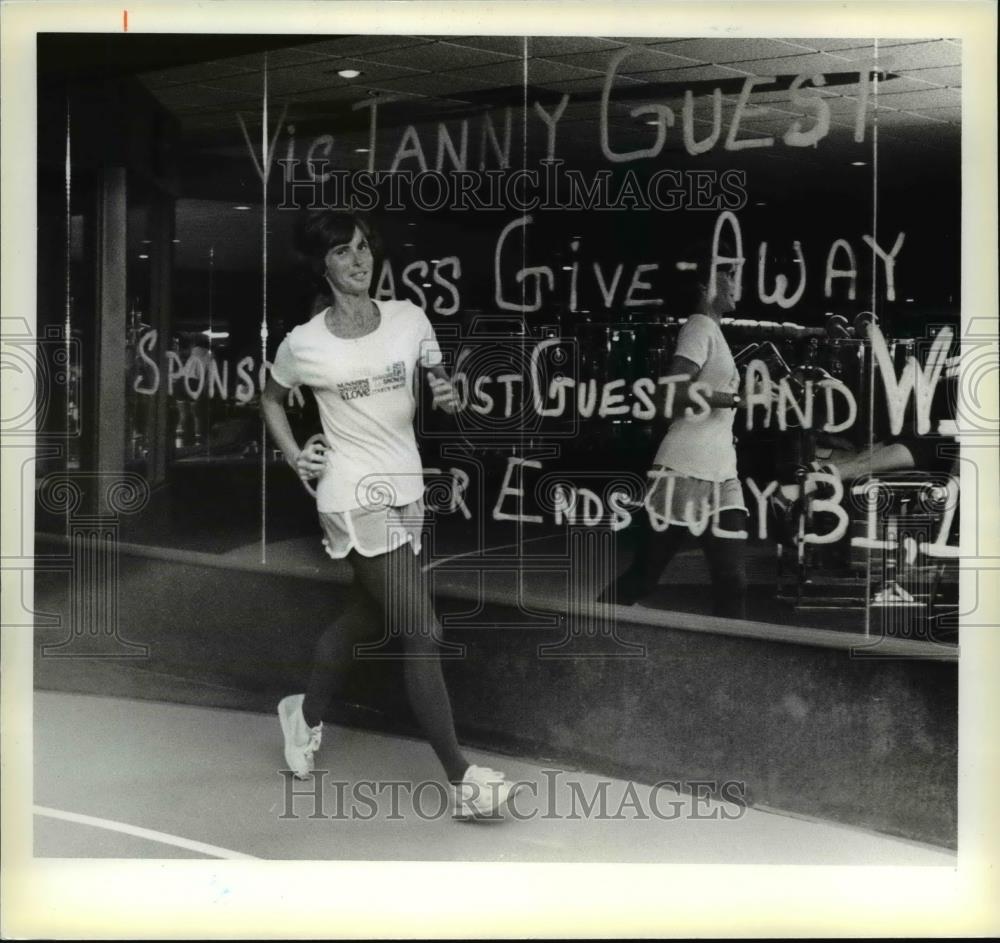 1979 Press Photo Mrs Barbara Mehlet-Strongsville, enjoys insie jogging on Vic - Historic Images