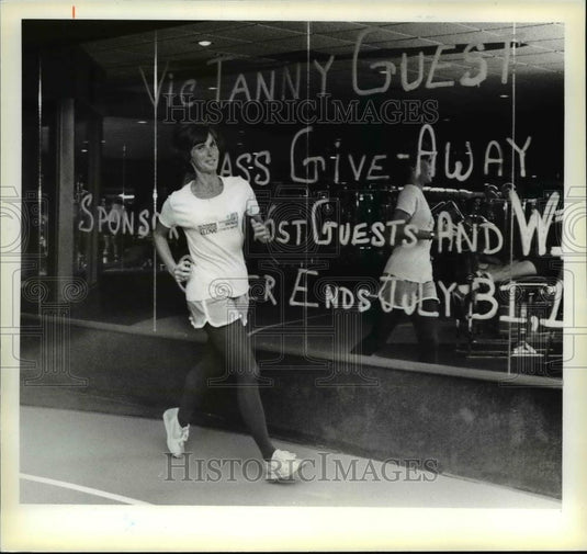 1979 Press Photo Mrs Barbara Mehlet-Strongsville, enjoys insie jogging on Vic - Historic Images