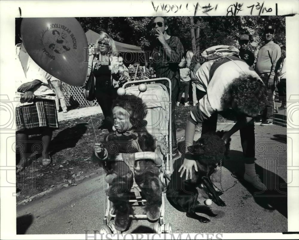 1991 Press Photo Linda Howell with her wollybear costumed son and dog - Historic Images