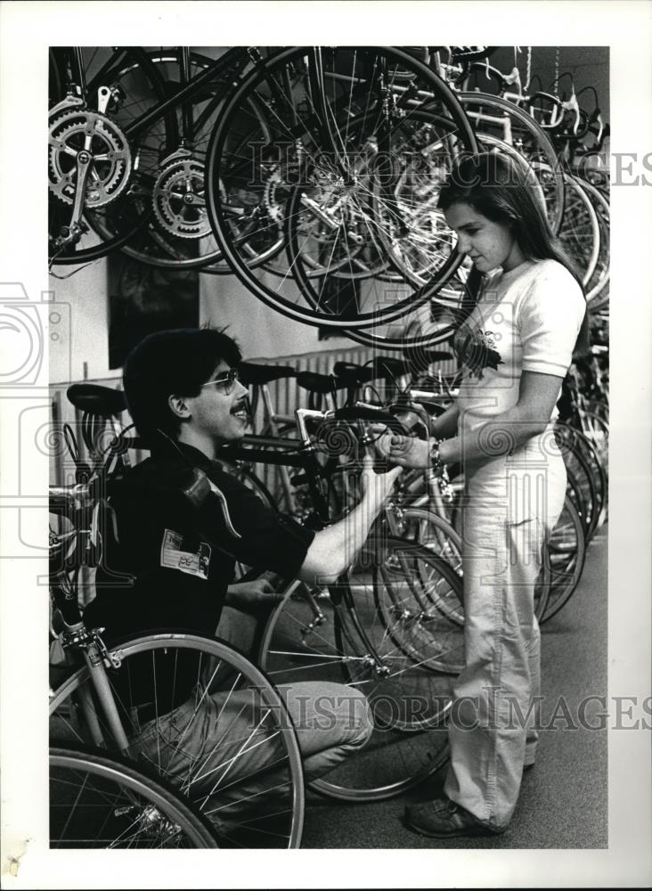 1985 Press Photo Tony Cellura points out features of bicycles to Sandy Grzelak - Historic Images