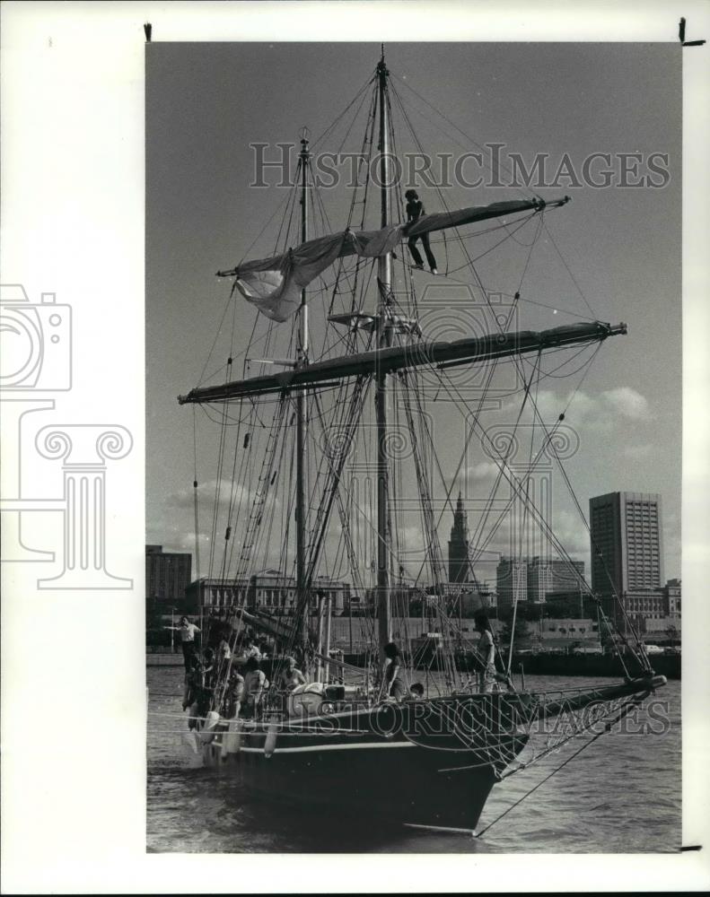 1982 Press Photo Playfair two mast ship make port - Historic Images